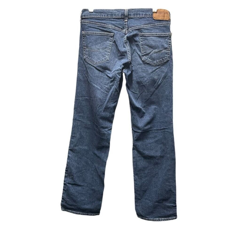 Levi’s woman’s size 30W 32” inseam relaxed fit boot cut jeans - Picture 2 of 7